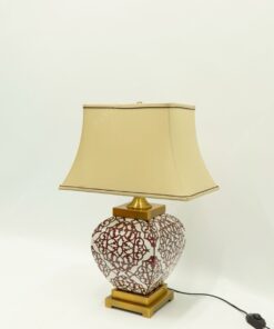 một chiếc đèn để bàn với thiết kế sang trọng cổ điển, chiếc đèn bàn gốm cổ điển, những hình hoạ tiết trên thân đèn độc đáo, sự kết hợp giữa vẻ đẹp và tính năng chiếu sáng, chiếc đèn này sẽ vừa là món đồ trang trí ở bất kì không gian nào và còn đem tới ánh sáng ấm áp, dễ chịu, đặc biệt phù hợp cho căn phòng ngủ thư giãn