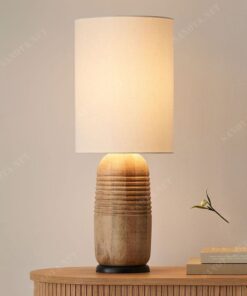 một đoạn văn mô tả theo văn phong review về một chiếc đèn để bàn với thân gỗ trụ tròn kết hợp với chao vải, chiếc đèn là sự kết hợp hài hoà của nét đẹp hiện đại, với chao vải ánh sáng ra từ chiếc đèn mềm mại ấm áp
