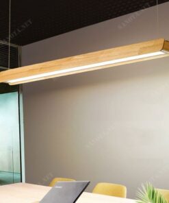một chiếc đèn thả hiện đại với thiết kế độc đáo là thanh gỗ nằm ngang mang đến ánh sáng tốt, thắp sáng cho cả một không gian, chiếc đèn thủ công được làm bằng gỗ tự nhiên , gỗ công nghiệp đã qua xử lý với thiết kế vô cùng độc đáo và sáng tạo chiếc đèn là điểm nhấn độc đáo cho không gian nội thất và ngoại thất,