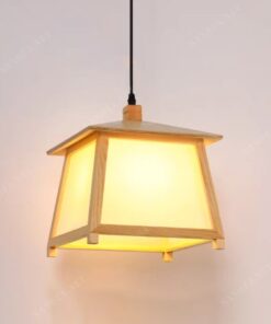 một chiếc đèn thả với thiết kế là một khung gỗ đơn giản, chiếc đèn là sự kết hợp của gỗ thanh mảnh và ánh sáng chất lượng, khi chiếc đèn được bật ánh sáng phát ra thắp sáng cả không gian, một chiếc đèn thả trần phù hợp với mọi không gian sống từ phòng khách đến phòng ngủ sẽ là món đồ decor không thể thiếu trong căn nhà của bạn