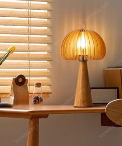 một chiếc đèn để bàn với thiết kế độc đáo và hiện đại khi kết hợp giữa gỗ tự nhiên và ánh sáng chất lượng, thân đèn gỗ chắc chắn bên cạnh đó là chao đèn là những miếng gỗ cắt lát được sắp xếp thành vòng tròn một cách độc đáo, khi chiếc đèn được bật ánh sáng phát ra tạo một điếm nhấn thu hút sự chú ý vừa là chiếc đèn thắp sáng cả không gian nội thất, vừa là món đồ trang trí cho căn nhà của bạn