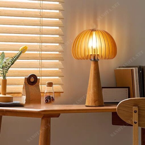 một chiếc đèn để bàn với thiết kế độc đáo và hiện đại khi kết hợp giữa gỗ tự nhiên và ánh sáng chất lượng, thân đèn gỗ chắc chắn bên cạnh đó là chao đèn là những miếng gỗ cắt lát được sắp xếp thành vòng tròn một cách độc đáo, khi chiếc đèn được bật ánh sáng phát ra tạo một điếm nhấn thu hút sự chú ý vừa là chiếc đèn thắp sáng cả không gian nội thất, vừa là món đồ trang trí cho căn nhà của bạn