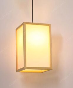một chiếc đèn thả với thiết kế là một khung gỗ đơn giản, chiếc đèn là sự kết hợp của gỗ thanh mảnh và ánh sáng chất lượng, khi chiếc đèn được bật ánh sáng phát ra thắp sáng cả không gian, một chiếc đèn thả trần phù hợp với mọi không gian sống từ phòng khách đến phòng ngủ sẽ là món đồ decor không thể thiếu trong căn nhà của bạn