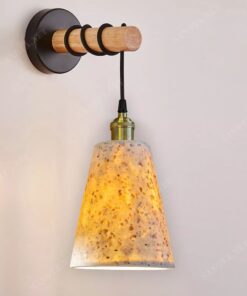 một chiếc đèn gắn tường được chế tác thủ công với chất liệu đá mài coposite hay còn được gọi là đèn đá mài Terrazzo, đèn xi măng, đèn bê tông đá mài được mài thủ công bằng tay từ hỗn hợp bê tông đá rửa trộn với sợi thủy tinh composite nên đèn rất nhẹ để treo, thiết bị đèn chiếu sáng được làm thủ công độc đáo, mang đến cho không gian sử dụng một vẻ đẹp mộc mạc, tinh tế, phù hợp để trang trí cho nhiều không gian sống. Đèn bê tông đá mài composite trang trí mang đến cảm giác thân thuộc, gần gũi, là một điểm nhấn độc đáo khó quên cho bất kỳ không gian sử dụng nó, vì tính chất đặc thù, sản xuất hoàn toàn bằng tay, đòi hỏi sự tinh tế và công phu nên quá trình sản xuất sẽ mất rất nhiều thời gian. Nhưng không vì thế mà sản phẩm này lại có giá thành cao.
