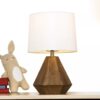 một chiếc đèn để phòng khách với thiết kế đơn giản và hiện đại sử dụng chất liệu gỗ, chiếc đèn vừa mang đến ánh sáng chất lượng bảo vệ mắt, thắp sáng không gian nơi ở còn là món đồ decor cho những góc trang trí đơn giản hiện đại, chiếc đèn bàn hiện đại này dễ dàng thích nghi với nhiều góc decor sẽ là một chiếc đèn mà bạn đang tìm kiếm