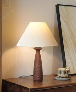 một chiếc đèn để phòng khách với thiết kế đơn giản và hiện đại sử dụng chất liệu gỗ, chiếc đèn vừa mang đến ánh sáng chất lượng bảo vệ mắt, thắp sáng không gian nơi ở còn là món đồ decor cho những góc trang trí đơn giản hiện đại, chiếc đèn bàn hiện đại này dễ dàng thích nghi với nhiều góc decor sẽ là một chiếc đèn mà bạn đang tìm kiếm