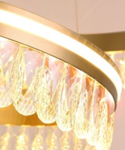 Đèn chùm LED pha lê cao cấp sở hữu thiết kế độc đáo và ấn tượng với những vòng tròn pha lê lấp lánh được sắp xếp một cách tinh tế, tạo nên điểm nhấn nổi bật cho bất kỳ không gian nào. Kiểu dáng hiện đại và sang trọng của đèn chùm này sẽ góp phần tô điểm thêm cho vẻ đẹp của ngôi nhà bạn.