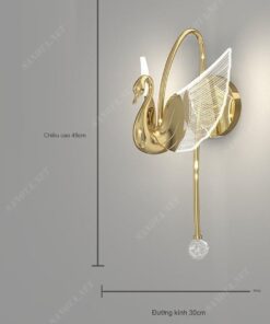 Đèn Gắn Tường Trang Trí Hình Thiên Nga được thiết kế với hình ảnh chú thiên nga thanh tao, kiêu hãnh. Chiếc đèn được làm từ kim loại cao cấp, phủ lớp sơn vàng óng ả, tạo nên vẻ đẹp sang trọng và tinh tế.