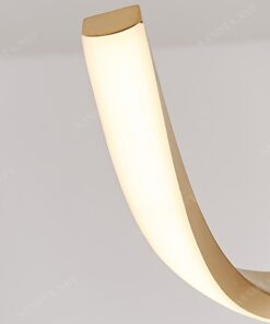 một chiếc đèn chùm với thiết kế sang trọng là chiếc đèn được làm từ đồng mạ vàng điểm nối bật là thiết kế sáng tạo của nó với đoạn đèn led uốn lượn quanh một trục đèn cố định, với vẻ đẹp sáng tạo chiếc đèn phù hợp với mọi không gian trong không gian nội thất đặc biệt là không gian bàn ăn sang trọng, hiện đại và lãng mạn của ánh đèn ấm áp