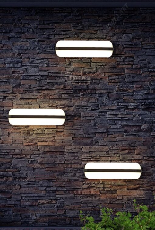 một chiếc đèn gắn tường với thiết kế hiện đại Đèn gắn tường sở hữu thiết kế đơn giản nhưng tinh tế. Vỏ đèn được làm từ kim loại cao cấp sơn tĩnh điện màu đen, chống gỉ và chất lượng bền bì. Mặt đèn được làm từ kính trong suốt, giúp khuếch tán ánh sáng mềm mại và đồng đều. Đèn gắn tường sử dụng bóng đèn LED tiết kiệm năng lượng và tuổi thọ cao. Ánh sáng của đèn tạo cảm giác ấm áp và thư giãn. Với ánh sáng mà đèn mang lại nó phù hợp với nhiều không gian từ phòng khách đến phòng ngủ đặc biệt là không gian sân vườn, chiếc đèn sẽ thắp sáng cả một khoảng vườn và hành lang.