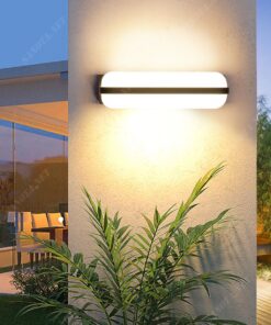 một chiếc đèn gắn tường với thiết kế hiện đại Đèn gắn tường sở hữu thiết kế đơn giản nhưng tinh tế. Vỏ đèn được làm từ kim loại cao cấp sơn tĩnh điện màu đen, chống gỉ và chất lượng bền bì. Mặt đèn được làm từ kính trong suốt, giúp khuếch tán ánh sáng mềm mại và đồng đều. Đèn gắn tường sử dụng bóng đèn LED tiết kiệm năng lượng và tuổi thọ cao. Ánh sáng của đèn tạo cảm giác ấm áp và thư giãn. Với ánh sáng mà đèn mang lại nó phù hợp với nhiều không gian từ phòng khách đến phòng ngủ đặc biệt là không gian sân vườn, chiếc đèn sẽ thắp sáng cả một khoảng vườn và hành lang.