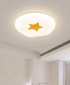 một chiếc đèn ốp trần hiện đại và dễ thương, hình ảnh ngôi sao vàng ở trên nền trắng. sử dụng bóng đèn LED 3 chế độ bền tiết kiệm bạn có thể điều chỉnh ánh sáng theo ý muốn vì vậy mà ánh sáng phát ra tạo nên một không gian ấm áp, thoải mái, và là điểm nhấn thu hút sự chú ý của mọi người. Với thiết kế và chức năng ánh sáng đèn phù hợp nhiều không gian trang trí đặc biệt là căn phòng ngủ của các bé.