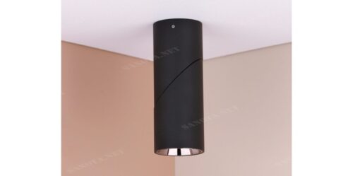 Đèn ống bơ điều chỉnh hướng CL3-C dài khoảng 20cm. Màu sắc chủ đạo của đèn là màu đen, tạo cảm giác mạnh mẽ và tinh tế. Phần chụp đèn được thiết kế có thể điều chỉnh hướng. Tạo nên góc chiếu sáng linh hoạt và có thể điều chỉnh theo ý muốn.