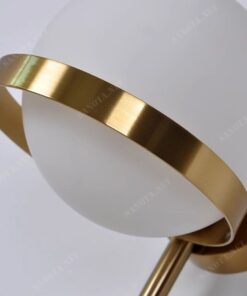 Thân đèn được thiết kế từ đồng mạ vàng, kết hợp với bóng đèn LED hình dáng quả cầu thuỷ tinh, như viên ngọc sáng. Ánh sáng từ bóng đèn này lan tỏa ra xung quanh. Tạo nên một không gian lung linh và ấm áp. Sự kết hợp tinh tế giữa vật liệu đồng mạ vàng cao cấp cùng với quả cầu thuỷ tinh. Mang đến điểm nhấn nổi bật và quyến rũ cho không gian nơi đèn được lắp đặt. 