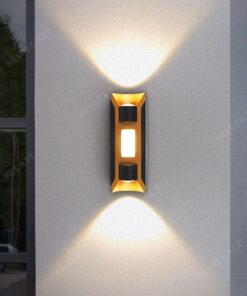 một chiếc đèn tường LED ngoài trời hiện đại, với hộp đèn kim loại được sơn tĩnh điện màu đen bền bỉ, sử dụng chất liệu tốt bền bỉ theo thời gian, mang đến vẻ đẹp đẳng cấp cho không gian. Cùng với sự kết hợp của bóng đèn LED ánh sáng vàng ấm áp, đem đến ánh sáng vừa đủ, dịu nhẹ cho không gian bóng đèn LED tiết kiệm điện, cho ánh sáng dịu nhẹ, ấm áp, tạo cảm giác thư giãn và thoải mái. Chao đèn được làm từ thủy tinh cao cấp, có độ dày dặn và độ trong suốt cao, giúp khuếch tán ánh sáng đều và tạo hiệu ứng lung linh, huyền ảo. Đèn tường LED có thiết kế hiện đại phù hợp với nhiều không gian khác nhau như phòng khách, phòng ngủ, phòng ăn, sảnh khách sạn, nhà hàng, quán cà phê,... Đặc biệt là khoảng không gian ngoài trời, sân vườn, hành lang, cổng