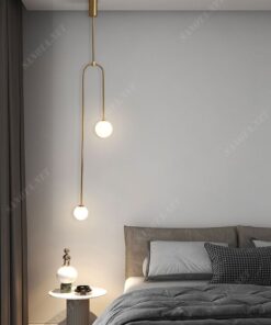 Với thiết kế tối giản độc đáo, chiếc đèn có thiết kế là hai bóng đèn LED. Nhưng đúng với phong cách của sự tối giản. Chiếc đèn LED được cố định bởi khung sắt sơn tĩnh điện màu vàng sang trọng. Tạo nên một vẻ ngoại hình ấn tượng và đầy tính thẩm mỹ.