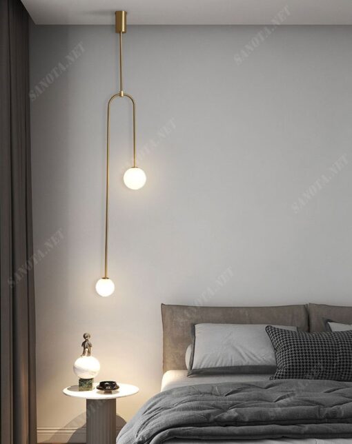 Với thiết kế tối giản độc đáo, chiếc đèn có thiết kế là hai bóng đèn LED. Nhưng đúng với phong cách của sự tối giản. Chiếc đèn LED được cố định bởi khung sắt sơn tĩnh điện màu vàng sang trọng. Tạo nên một vẻ ngoại hình ấn tượng và đầy tính thẩm mỹ.