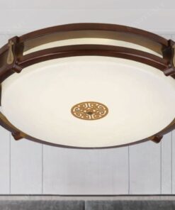 Chiếc đèn led ốp trần khung gỗ SNT2896 là một tác phẩm nghệ thuật tinh tế, với khung đèn được làm bằng gỗ tự nhiên màu nâu sáng