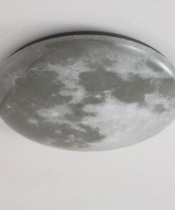 Chiếc đèn ốp trần LED mặt trăng SNT2907 với thiết kế hình tròn. Bề mặt đèn được in hình ảnh của mặt trăng với các chi tiết sắc nét và sống động. Mang lại cảm giác như đang ngắm nhìn mặt trăng thật. Ánh sáng từ đèn phát ra mềm mại, dịu nhẹ, không gây chói mắt. Tạo nên không gian ấm cúng và thư giãn cho căn phòng.