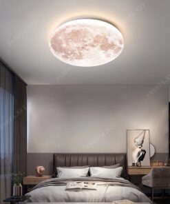 Chiếc đèn ốp trần LED mặt trăng SNT2907 với thiết kế hình tròn. Bề mặt đèn được in hình ảnh của mặt trăng với các chi tiết sắc nét và sống động. Mang lại cảm giác như đang ngắm nhìn mặt trăng thật. Ánh sáng từ đèn phát ra mềm mại, dịu nhẹ, không gây chói mắt. Tạo nên không gian ấm cúng và thư giãn cho căn phòng.