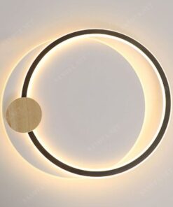 Đèn ốp trần LED vòng tròn bán nguyệt SNT2917 - nổi bật với kiểu dáng hình tròn độc đáo. Đèn được tạo thành từ hai vòng tròn đồng tâm, vòng ngoài lớn hơn và vòng trong nhỏ hơn. Cả hai được làm từ chất liệu kim loại bền đẹp.