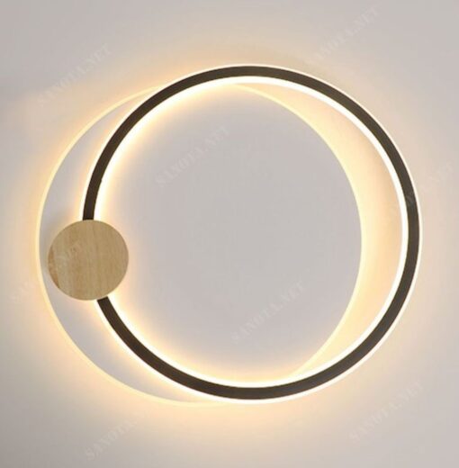 Đèn ốp trần LED vòng tròn bán nguyệt SNT2917 - nổi bật với kiểu dáng hình tròn độc đáo. Đèn được tạo thành từ hai vòng tròn đồng tâm, vòng ngoài lớn hơn và vòng trong nhỏ hơn. Cả hai được làm từ chất liệu kim loại bền đẹp.