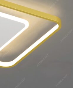 Đèn ốp trần viền vàng sang trọng SNT2947 gồm hai hình vuông chồng lên nhau. Hình vuông lớn màu trắng và hình vuông nhỏ viền vàng. Màu sắc chủ đạo của đèn là trắng và vàng nhạt, mang đến cảm giác nhẹ nhàng và ấm cúng.