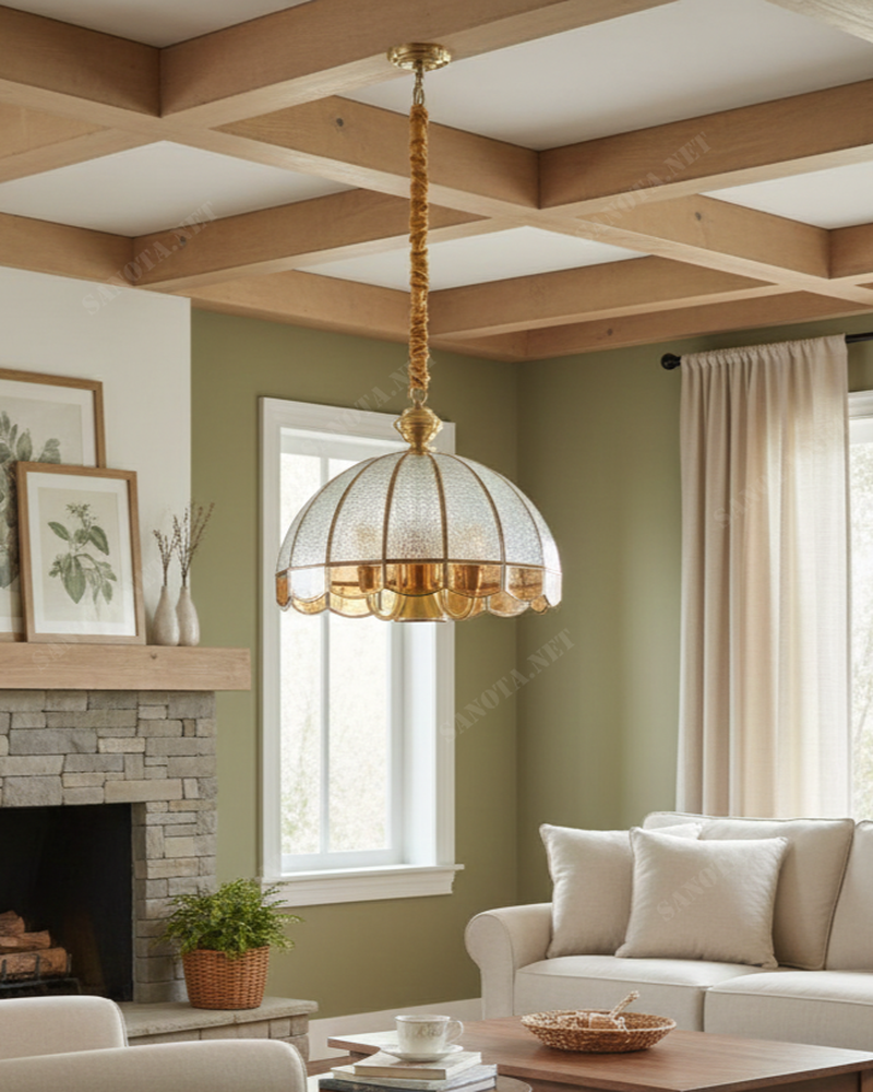 Đèn thả cổ điển mũ đồng hoàng gia SNT3372 ây ấn tượng mạnh mẽ với phần chao đèn hình bán cầu (mái vòm) lớn. Mô phỏng kiểu dáng của chiếc mũ quý tộc hoặc nấm