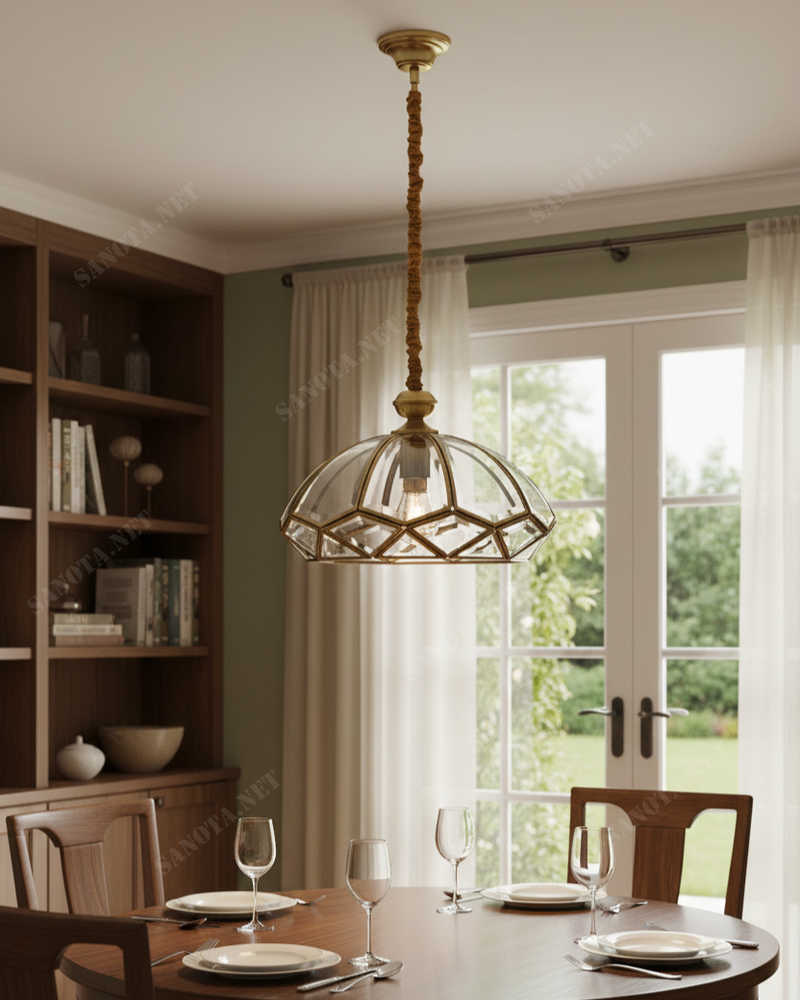 Đèn thả đồng kết hợp thuỷ tinh SNT3373 được thiết kế theo phom dáng mái vòm (bán cầu) truyền thống. Tạo sự cân đối và vẻ ngoài đầy đặn, cổ kính...