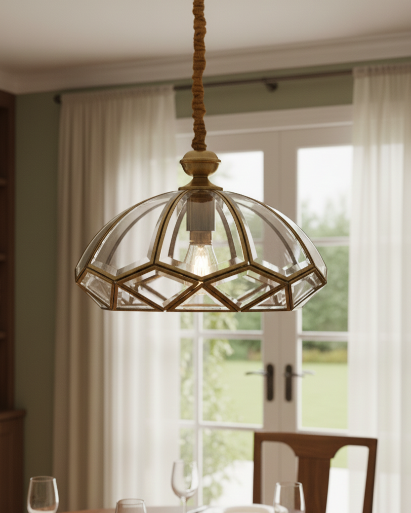 Đèn thả đồng kết hợp thuỷ tinh SNT3373 được thiết kế theo phom dáng mái vòm (bán cầu) truyền thống. Tạo sự cân đối và vẻ ngoài đầy đặn, cổ kính...