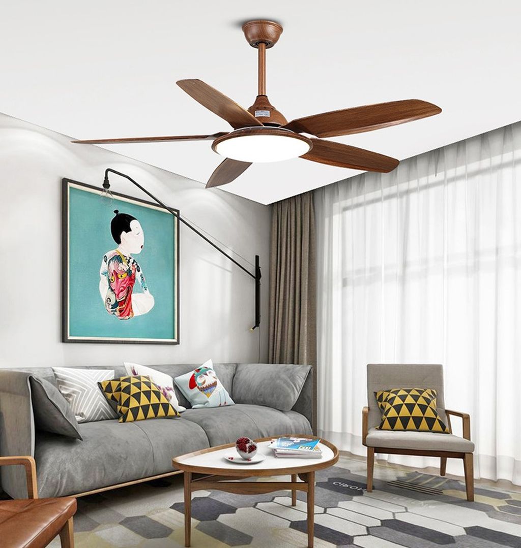 Quạt trần đèn led sở hữu thiết kế cánh gỗ mềm mại, tạo hiệu ứng chuyển động uyển chuyển và êm ái. Sắc nâu trầm của gỗ tự nhiên kết hợp với ánh sáng trung tính từ đèn LED tích hợp, tạo nên tổng thể thanh lịch và ấm cúng. Phần đèn LED trung tâm không chỉ giúp chiếu sáng không gian mà còn tăng tính thẩm mỹ, biến chiếc quạt thành một món đồ nội thất mang phong cách hiện đại, sang trọng.