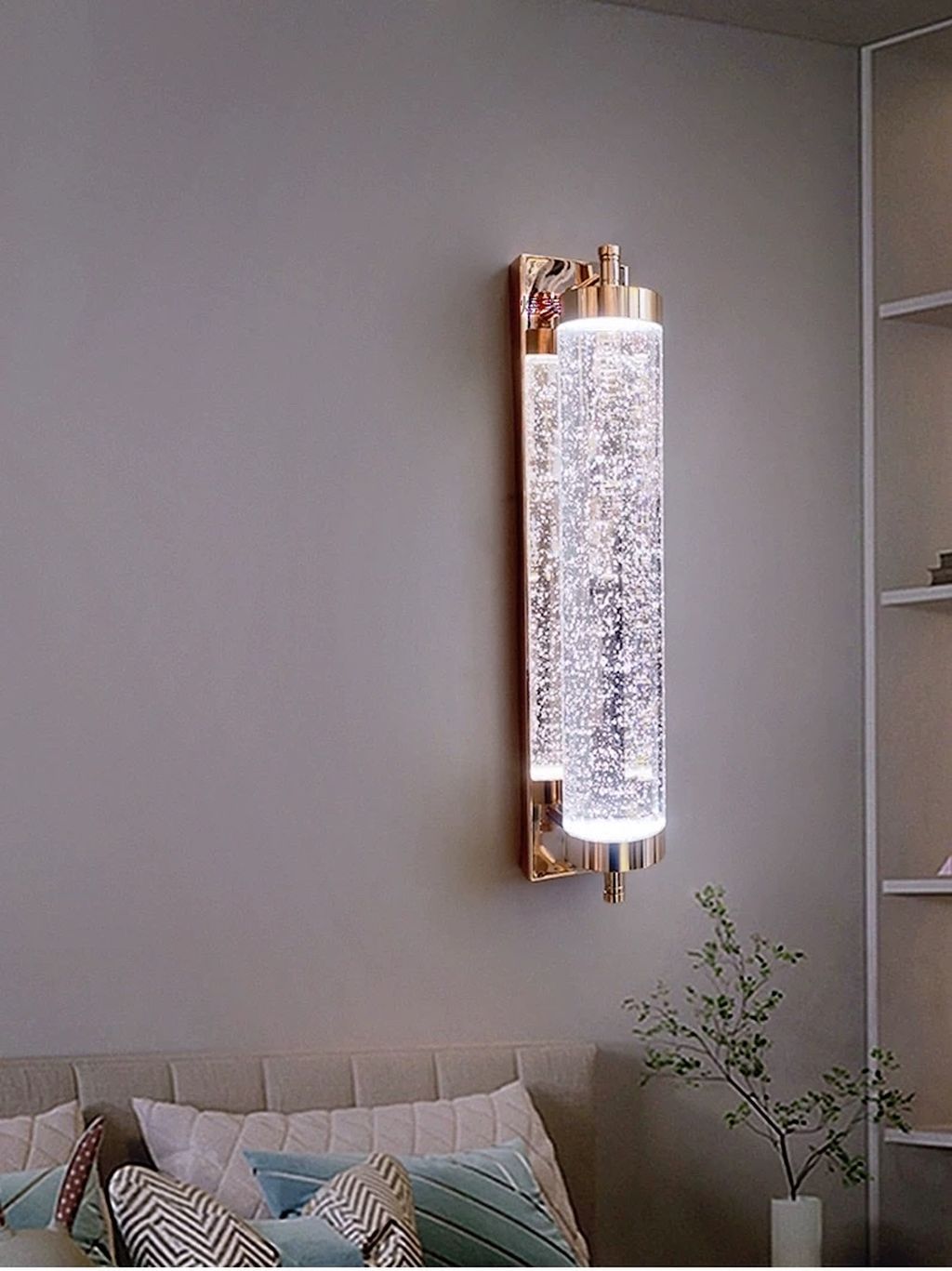 Sản phẩm đèn tường với chao pha lê cao cấp không chỉ là một nguồn ánh sáng mà còn là một tác phẩm nghệ thuật tinh tế, thể hiện sự đẳng cấp và sự chất lượng. Thiết kế tỉ mỉ và sáng tạo của sản phẩm mang lại không gian sống của bạn một vẻ đẹp độc đáo và phong cách.