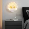 Chiếc đèn tường thiên nga trắng này không chỉ đơn thuần là một vật dụng chiếu sáng mà còn là một tác phẩm nghệ thuật tinh xảo. Với thiết kế hiện đại, đường nét mềm mại và lớp vỏ kim loại bóng loáng. Chiếc đèn sẽ trở thành điểm nhấn độc đáo cho bất kỳ không gian nào. Với thiết kế gọn gàng, chiếc đèn không chỉ tiết kiệm diện tích mà còn dễ dàng lắp đặt.