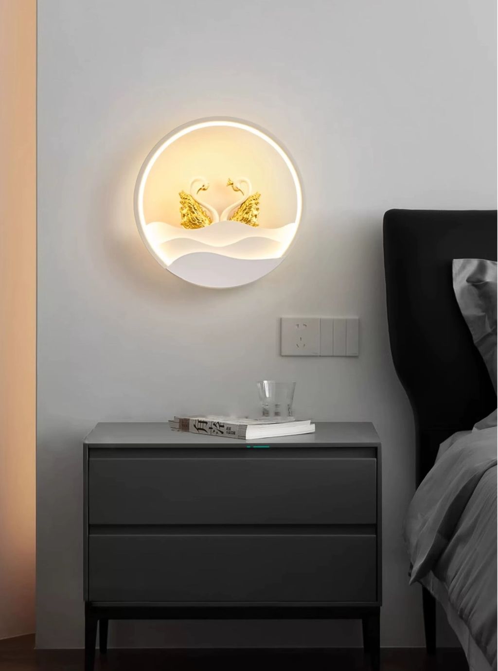 Chiếc đèn tường thiên nga trắng này không chỉ đơn thuần là một vật dụng chiếu sáng mà còn là một tác phẩm nghệ thuật tinh xảo. Với thiết kế hiện đại, đường nét mềm mại và lớp vỏ kim loại bóng loáng. Chiếc đèn sẽ trở thành điểm nhấn độc đáo cho bất kỳ không gian nào. Với thiết kế gọn gàng, chiếc đèn không chỉ tiết kiệm diện tích mà còn dễ dàng lắp đặt.