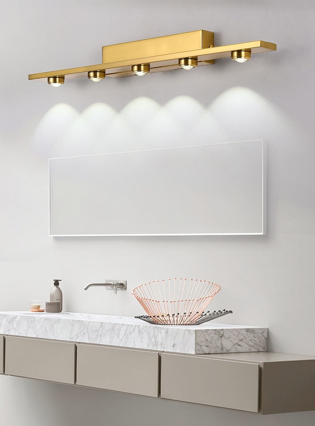 Đèn tường rọi gương sang trọng với thiết kế hiện đại, sang trọng sẽ mang đến cho không gian của bạn một diện mạo hoàn toàn mới. Làm nổi bật sự thanh lịch và tinh tế. Đèn được chế tác từ kim loại cao cấp mạ vàng, không chỉ tạo vẻ ngoài sang trọng mà còn có độ bền bỉ cao. Chất liệu này giúp đèn chống ăn mòn hiệu quả, đảm bảo tuổi thọ lâu dài.