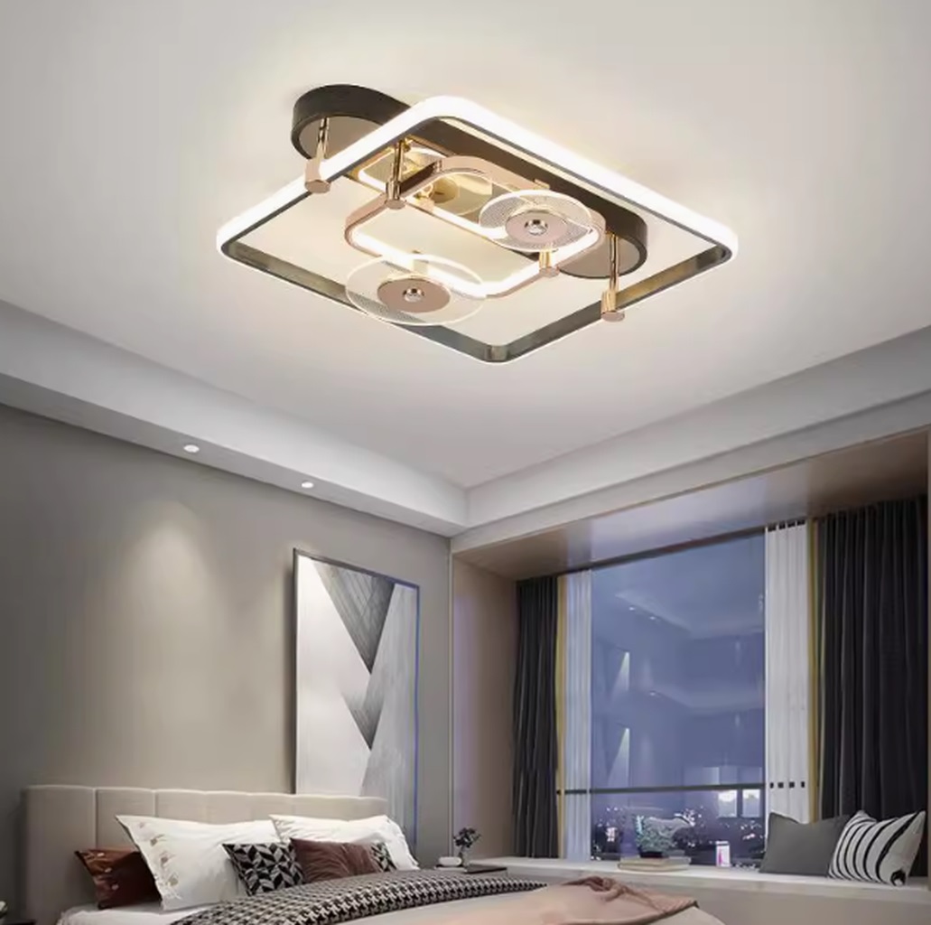 Ngay từ cái nhìn đầu tiên, mẫu đèn trần LED này đã gây ấn tượng mạnh bởi hình khối hình học lồng ghép đầy nghệ thuật, tạo cảm giác chuyển động không ngừng và chiều sâu thị giác. Ánh sáng LED trắng dịu được phân bố đều khắp các khung đèn, mang đến hiệu ứng ánh sáng mượt mà. Không chói mắt, phù hợp cho cả không gian nghỉ ngơi và làm việc.