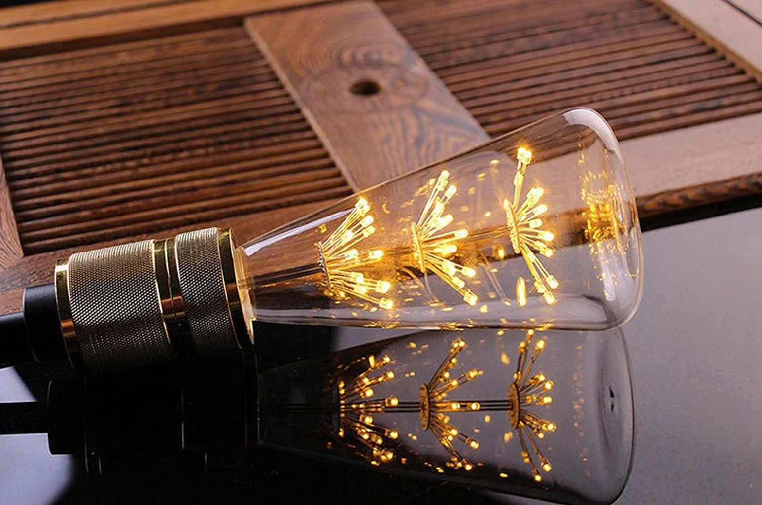Bóng đèn với thiết kế phá cách độc đáo, nhưng mang lại cái nhìn sang trọng. Tạo cảm giác như một vì tinh tú đang tỏa sáng giữa không gian. Không đơn thuần là một thiết bị chiếu sáng, sản phẩm này còn là một tác phẩm nghệ thuật ánh sáng. Mang đến cảm giác ấm áp, sang trọng và đầy tính cá nhân cho bất kỳ không gian nào.