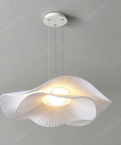 chiếc đèn chùm với thiết kế như một chiếc lá sen đang toả sáng giữa không gian nội thất với màu trắng hiện đại