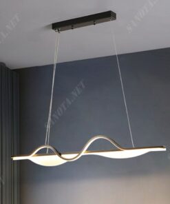 một chiếc đèn chùm có thiết kế vẻ đẹp của sự uốn lượn của thanh đèn LED, điểm nổi bật ở đây là ánh sáng mà nó phát ra một ánh sáng khó có thể quên khi nó được đặt ở không gian nào. VỚi vẻ đẹp đơn giản và ánh sáng ấm áp dịu nhẹ chiếc đèn sẽ rất phù hợp được trang trí ở bàn ăn hay một quầy bar mini ở trong căn bếp hay cả nơi làm việc cần ánh sáng tốt