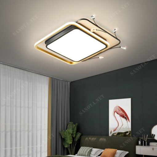 một chiếc đèn ốp trần LED với thiết kế hiện và độc đáo là mâm đèn led hình vuông viền đen đơn giản nhưng điểm nổi bật của chiếc đèn led này là ánh sáng mà nó phát ra đủ rộng để thắp sáng cho một căn phòng khách hiện đại và sang trọng tô đậm vẻ đẹp nội thất của không gian, ánh sáng ấm áp, ung linh cho căn phòng ngủ, ngoài ra còn đặt được ở căn phòng làm việc, một chiếc đèn tiện dụng cho nhiều không gian khác nhau