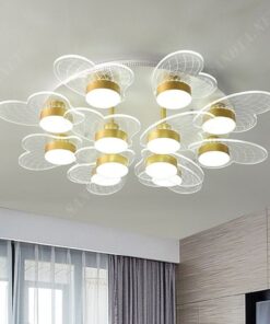 một chiếc đèn led ốp trần với thiết kế hiện đại và sang trọng bởi nó được cấu thành từ những bóng đèn led được xếp thành một vòng tròn tỉ mỉ, bóng đèn được đính lên trên những trái tim bằng mika trong suốt tạo một hiệu ứng ánh sáng đặc biệt, điểm nhấn của chiếc đèn ở đây là những dây pha lê trong suốt ở chính giữa chiếc đèn, khi chiếc đèn được bật ánh sáng của chiếc đèn ốp trần led thắp sáng cho cả một không gian, ánh sáng ấm áp phát ra từ bóng đèn led, một chiếc đèn có thiết kế hiệ đại và sang trọng phù hợp với nhiều phong cách trang trí nội thất, có thể đặt ở không gian phòng khách hiện đại, phòng ngủ ấm áp, hay các không gian sang trọng khác, đây sẽ là một món đồ trang trí không thể thiếu trong không gian nội thất