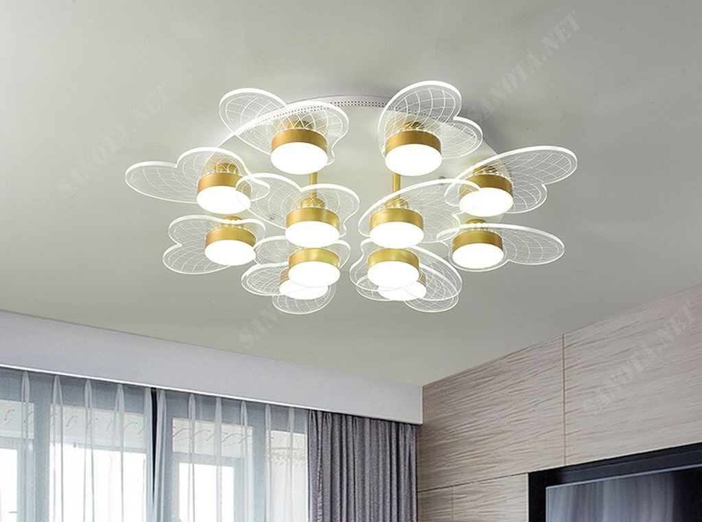 một chiếc đèn led ốp trần với thiết kế hiện đại và sang trọng bởi nó được cấu thành từ những bóng đèn led được xếp thành một vòng tròn tỉ mỉ, bóng đèn được đính lên trên những trái tim bằng mika trong suốt tạo một hiệu ứng ánh sáng đặc biệt, điểm nhấn của chiếc đèn ở đây là những dây pha lê trong suốt ở chính giữa chiếc đèn, khi chiếc đèn được bật ánh sáng của chiếc đèn ốp trần led thắp sáng cho cả một không gian, ánh sáng ấm áp phát ra từ bóng đèn led, một chiếc đèn có thiết kế hiệ đại và sang trọng phù hợp với nhiều phong cách trang trí nội thất, có thể đặt ở không gian phòng khách hiện đại, phòng ngủ ấm áp, hay các không gian sang trọng khác, đây sẽ là một món đồ trang trí không thể thiếu trong không gian nội thất