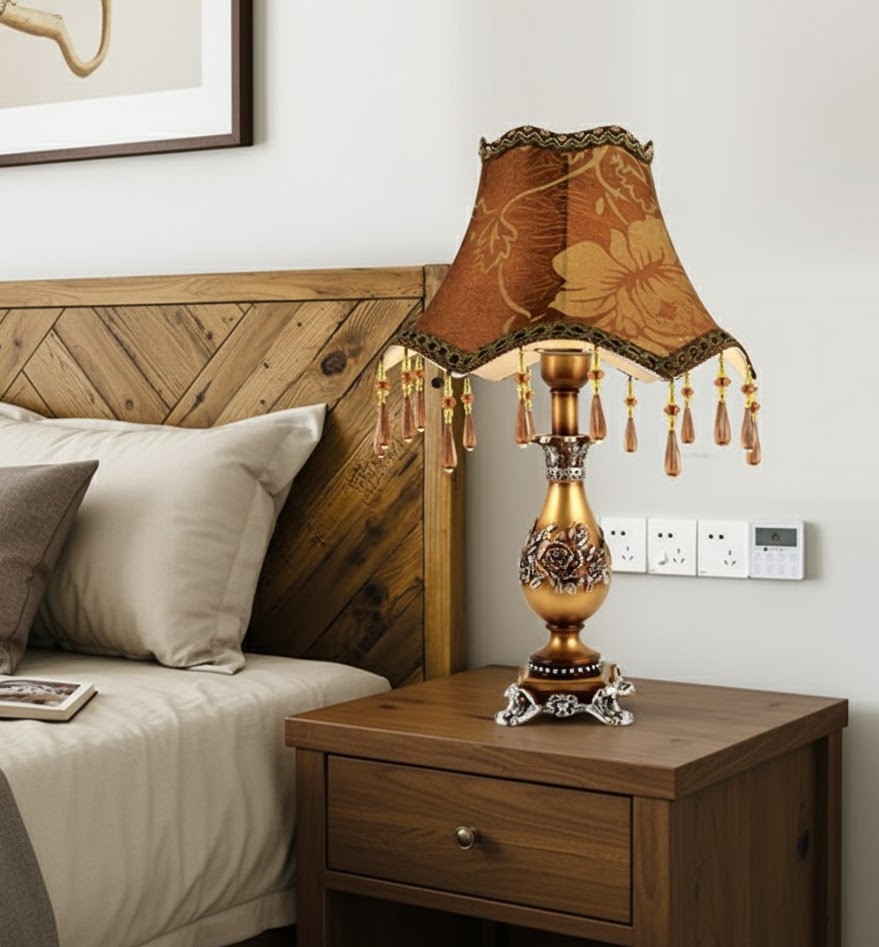 Đèn bàn trang trí cổ điển mang đậm hơi thở quý tộc châu Âu. Là biểu tượng của sự sang trọng và quyền uy trong không gian nội thất cao cấp. Với thiết kế tinh xảo, màu sắc trầm ấm và ánh sáng vàng dịu. Chiếc đèn không chỉ là vật dụng chiếu sáng mà còn là tác phẩm nghệ thuật tô điểm cho căn phòng thêm đẳng cấp và cuốn hút.