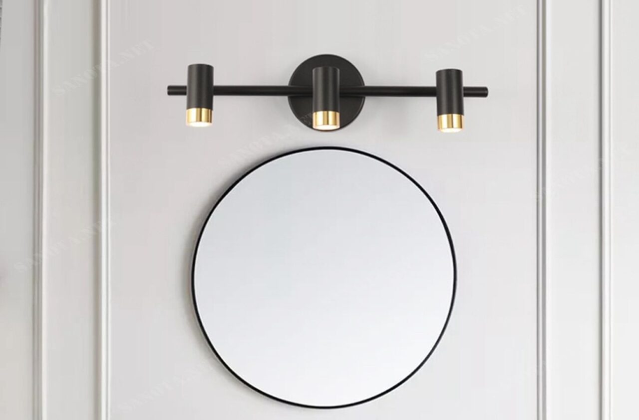 một chiếc đèn tường với thiết kế hiện đại nhưng là điểm nhấn cho không gian nội thất, với thanh đèn được gắn trên đó là nhưng chiếc đèn rọi đơn giản, chiếc đèn phù hợp với nhiều góc decor đặc biệt là trang trí cho gương phòng tắm, gương trang điểm, hay những gương ở quán cafe, nhà hàng, khách sạn, chiếc đèn này vừa đem lại ánh sáng đặc biệt, nổi bật cho không gian nó được đặt