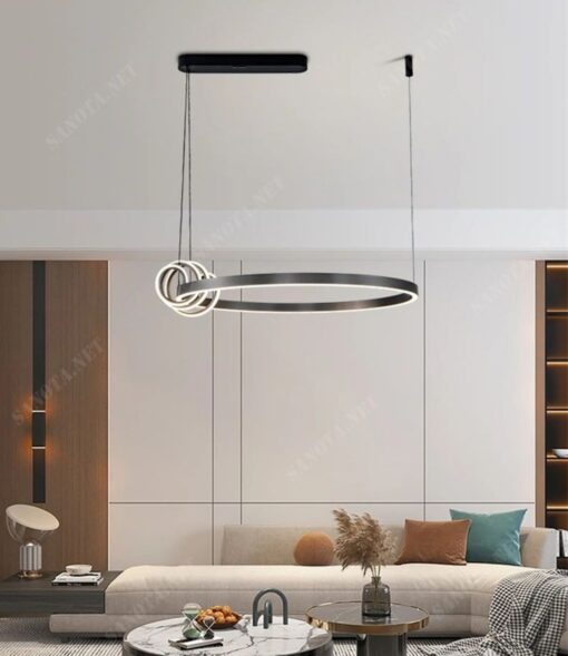 một chiếc đèn chùm LED hiện đại và đẳng cấp, nổi bật với thiết kế độc đáo và sang trọng. Vòng tròn đèn LED làm từ kim loại cao cấp. Với kiểu dáng độc đáo và hiện đại, chiếc đèn chùm này là lựa chọn hoàn hảo cho phòng khách hiện đại. Hay bất kỳ không gian nào cần sự sang trọng và ấn tượng. Khi đèn được bật, ánh sáng từ các đèn LED lan tỏa khắp không gian. Tạo ra một không gian sáng rực rỡ và lấp lánh. Với bóng đèn LED 3 chế độ ánh sáng. Người dùng có thể điều chỉnh ánh sáng theo sở thích và nhu cầu cụ thể của họ. Chiếc đèn phù hợp với nhiều không gian sống từ phòng khách đến phòng ngủ và cả những khách sạn, nhà hàng, resort,...