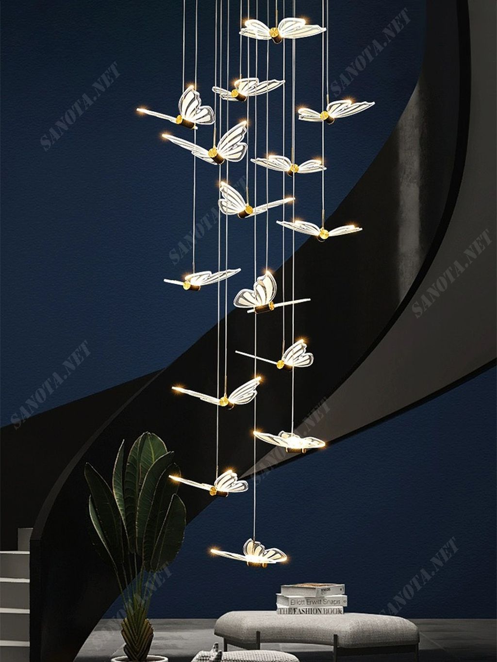 một chiếc đèn thông tầng với thiết kế sang trọng và hiện đại hình dáng của những chú bướm kết với ánh sáng của đèn LED, hình ảnh độc đáo như những chú bướm đang tự do bay lượn trong không trung, chiếc đèn sẽ là một món đồ trang trisang trọng cho không gian nội thất căn nhà của bạn, điểm nhấn thu hút mọi ánh nhìn, vừa đem đến ánh sáng ấm áp vừa decor sang trọng, ngoài trang trí cho những ngôi nhà hiện đại, chiếc đèn LED thông tầng còn phù hợp cho những góc decor của khách snaj nhà hàng hay resort sang trọng