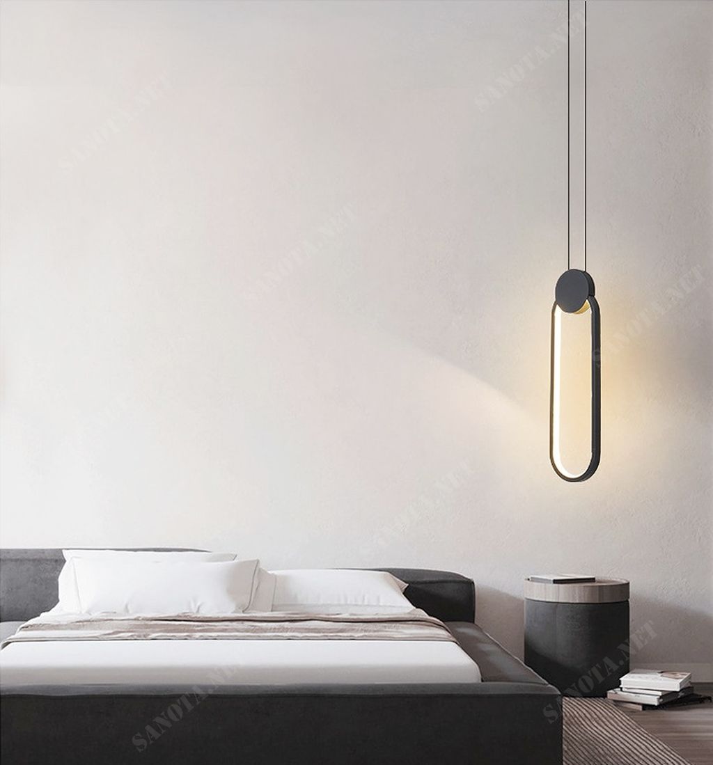 chiếc đèn có thiết kế là một bóng đèn LED. Nhưng đúng với phong cách của sự tối giản. Chiếc đèn LED được cố định bởi khung sắt sơn tĩnh điện màu đen. Tạo nên một vẻ ngoại hình ấn tượng và đầy tính thẩm mỹ. Ánh sáng dịu nhẹ lan tỏa từ chiếc đèn không chỉ làm bừng sáng không gian. Mà còn tạo ra một bầu không khí ấm áp, thư thái, giúp bạn thư giãn sau một ngày dài làm việc.