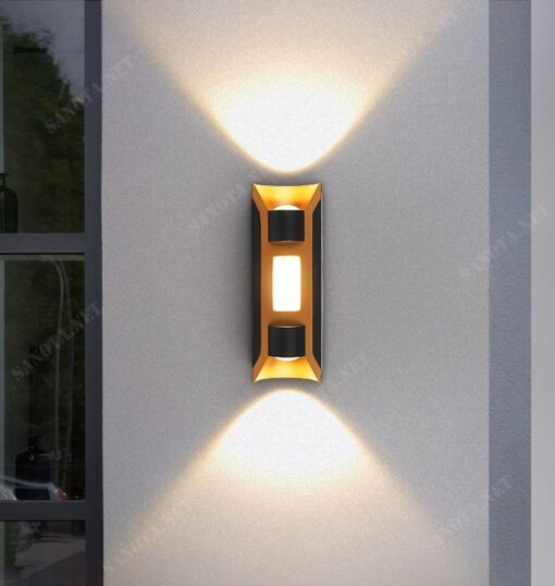 một chiếc đèn tường LED ngoài trời hiện đại, với hộp đèn kim loại được sơn tĩnh điện màu đen bền bỉ, sử dụng chất liệu tốt bền bỉ theo thời gian, mang đến vẻ đẹp đẳng cấp cho không gian. Cùng với sự kết hợp của bóng đèn LED ánh sáng vàng ấm áp, đem đến ánh sáng vừa đủ, dịu nhẹ cho không gian bóng đèn LED tiết kiệm điện, cho ánh sáng dịu nhẹ, ấm áp, tạo cảm giác thư giãn và thoải mái. Chao đèn được làm từ thủy tinh cao cấp, có độ dày dặn và độ trong suốt cao, giúp khuếch tán ánh sáng đều và tạo hiệu ứng lung linh, huyền ảo. Đèn tường LED có thiết kế hiện đại phù hợp với nhiều không gian khác nhau như phòng khách, phòng ngủ, phòng ăn, sảnh khách sạn, nhà hàng, quán cà phê,... Đặc biệt là khoảng không gian ngoài trời, sân vườn, hành lang, cổng