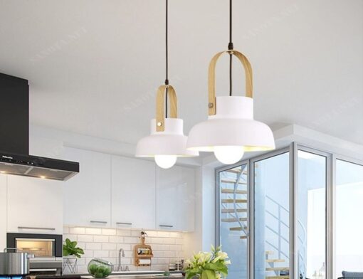 chiếc đèn chùm phong cách vintage được treo đối xứng nhau phía trên khu vực đảo bếp, mang đến một điểm nhấn ấn tượng cho căn bếp. Đèn có kích thước vừa phải, phù hợp với diện tích của căn bếp và không gây cảm giác quá cồng kềnh.