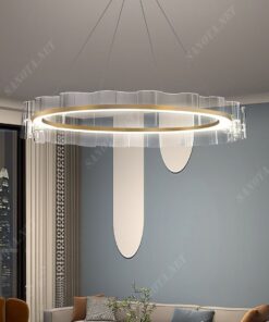 Một chiếc đèn chùm LED hiện đại với thiết kế hợp kim mạ vàng sang trọng được treo cố định trên trần nhà. Một tác phẩm nghệ thuật ánh sáng đầy thu hút. Sự độc đáo của nó không chỉ đến từ kiểu dáng vô cùng tinh tế. Mà còn từ hoạ tiết gợn sóng tinh xảo được đính trên vòng tròn đèn LED. Tạo nên một điểm nhấn rực rỡ và quyến rũ cho chiếc đèn. Khi chiếc đèn được bật, đèn chùm đem lại nguồn ánh sáng tốt thắp sáng cho cả một không gian. Và còn tạo ra một không gian ấm áp và thoải mái. Một món đồ trang trí phù hợp với mọi không gian của căn nhà bạn.